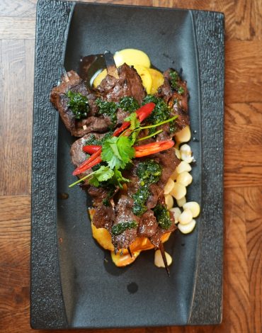 Inspiré par la passion du Pérou, La Sazón de Sofía vous propose une expérience culinaire unique. Découvrez notre histoire et notre amour pour la cuisine péruvienne authentique.